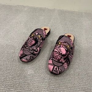 Woman’s Gucci slides